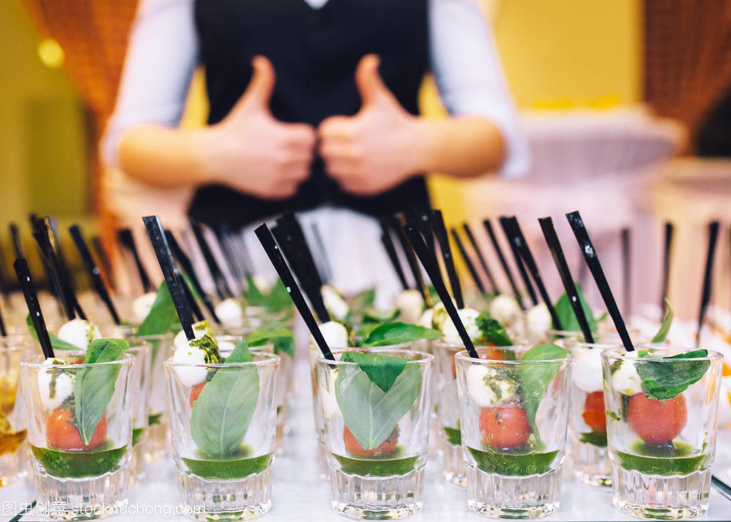 餐飲服務(wù)中的核心 侍者角色及其重要性